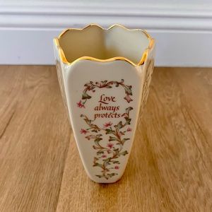Lenox Porcelain Vase “Love Always Hopes, Trust…& Never Fails” USA‎ Gold Trim 7”